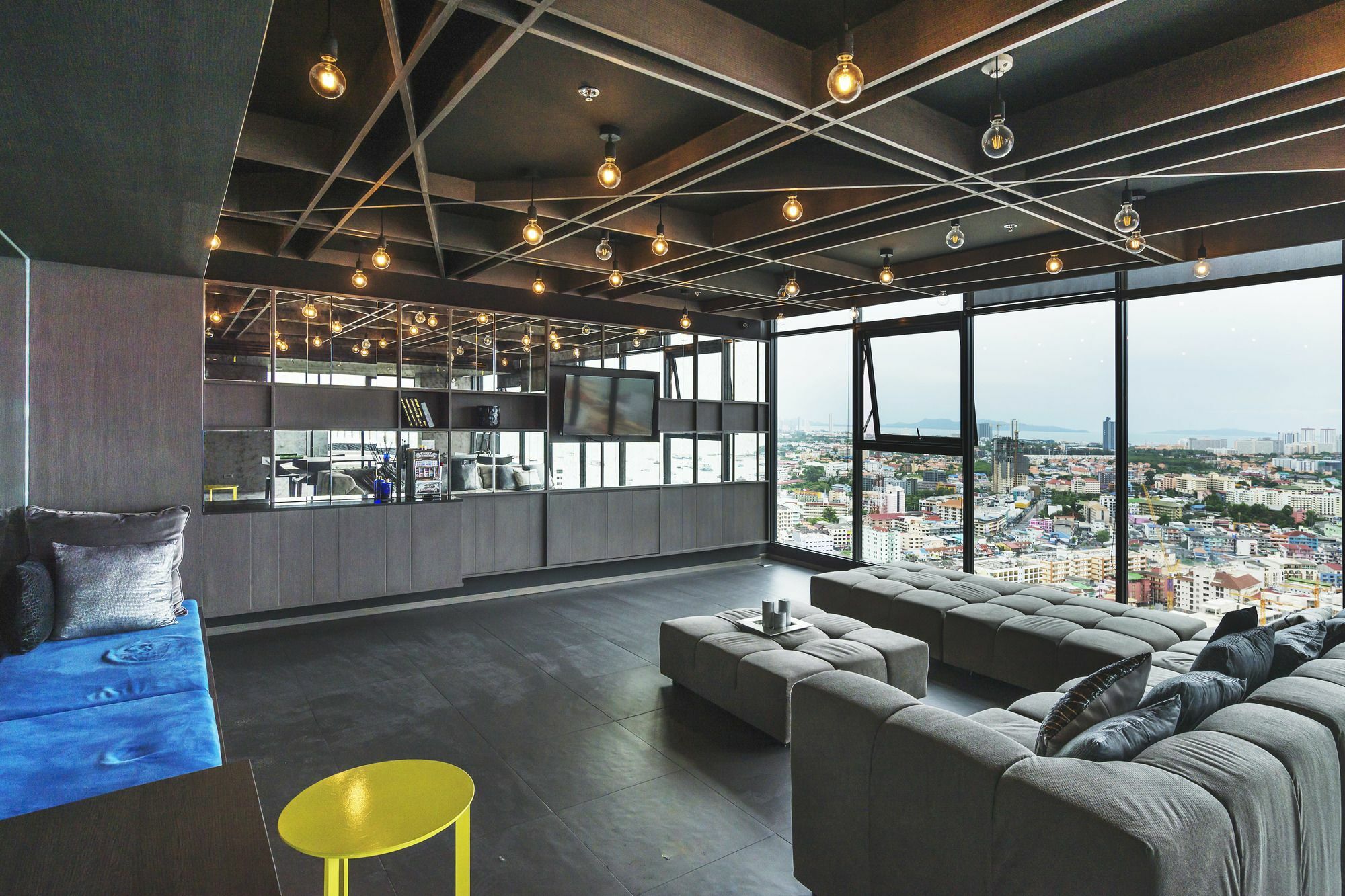 Favstay - The Base Central Патая Екстериор снимка